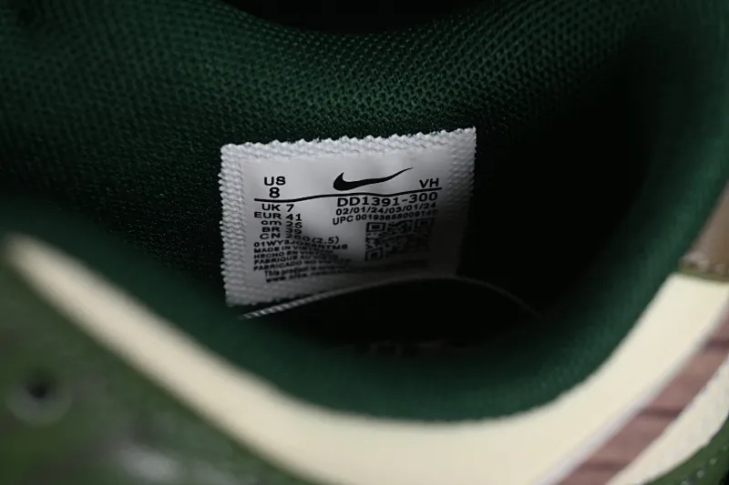 All Categories Nk SB Dunk Series Nk SB Dunk Low Low-top Sneakers Nk Dunk Low Panda Prank-Street Racing Lightyear Distressed SB Strappy Low-top Casual Sneakers DD1391-300